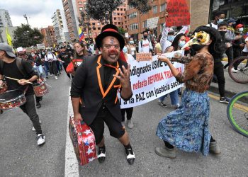 Miles protestan por cuarto día consecutivo contra reforma tributaria en Colombia