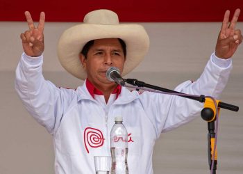 Izquierdista Castillo lidera sondeo presidencial en Perú ante Fujimori