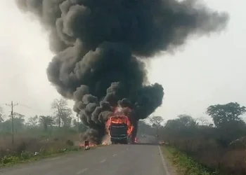 El bus de Trans Pando envuelto en llamas/RRSS
