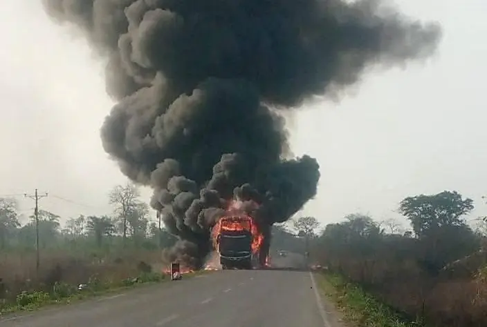 El bus de Trans Pando envuelto en llamas/RRSS