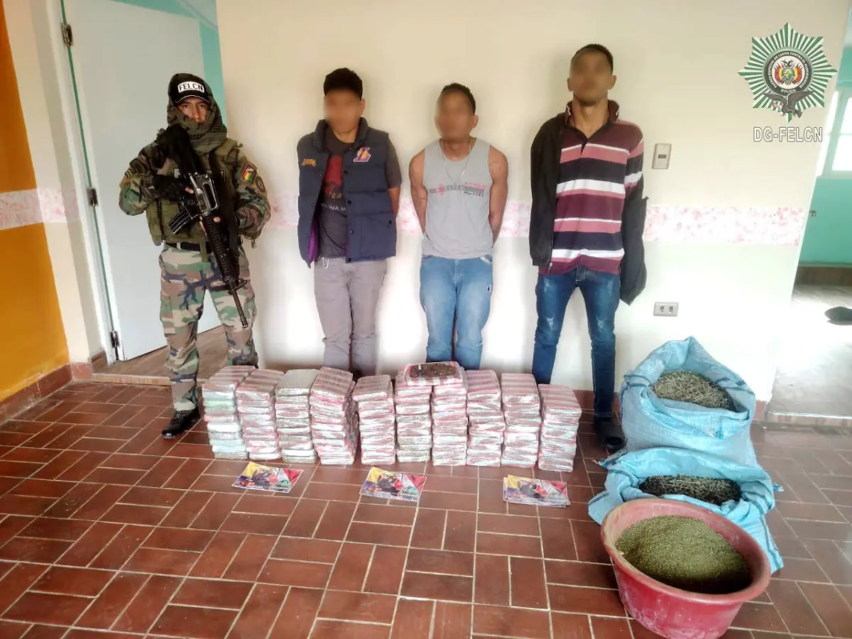 Los aprehendidos y la droga incautada/FELCN