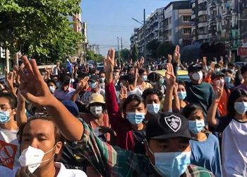 Los manifestantes de Birmania piden una ‘primavera revolucionaria’