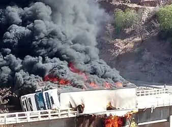 Un camión se incendió en la carretera Potosí - Tarija. FOTO: Play Noticias