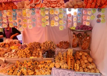 La feria de masitas de Todos Santos se realiza en el atrio de la iglesia La Merced. FOTO: GAMLP