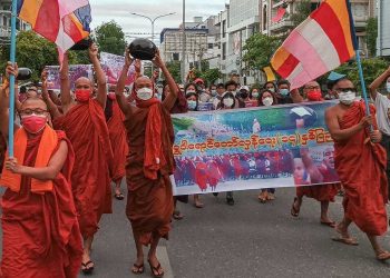 Monjes de Birmania marchan contra junta militar en el poder