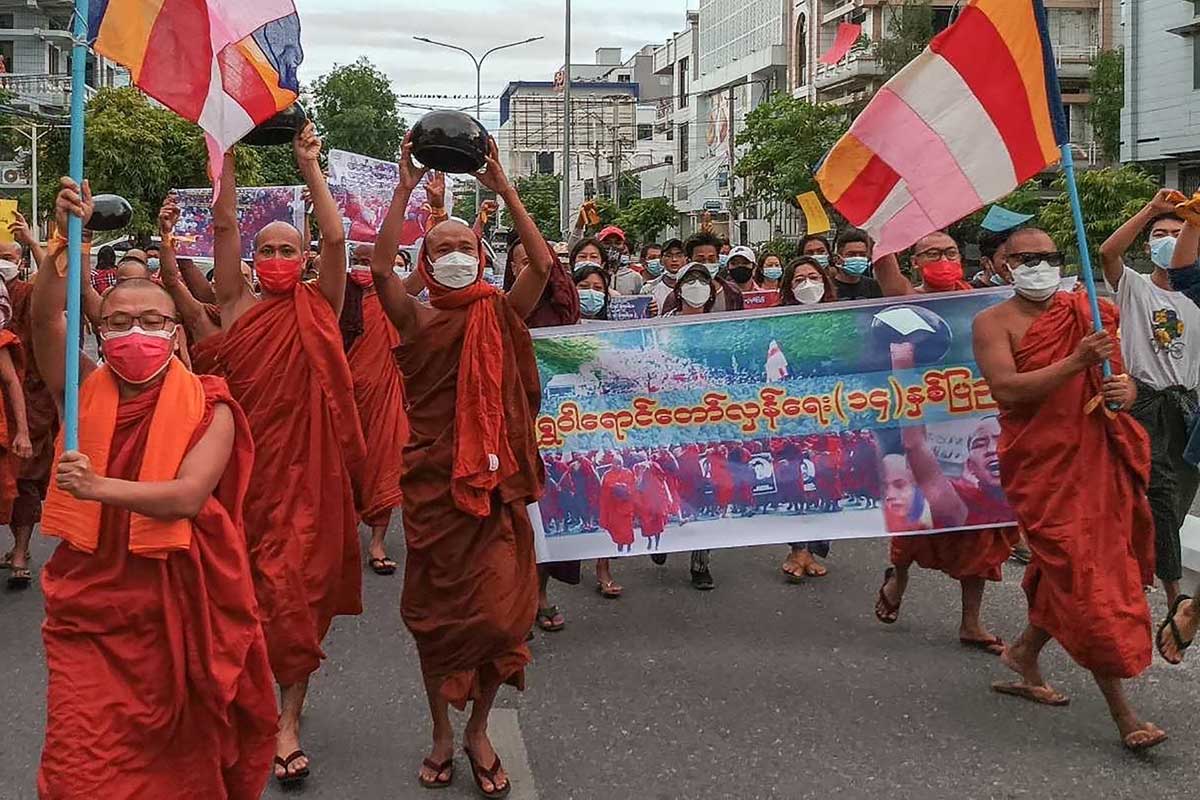 Monjes de Birmania marchan contra junta militar en el poder