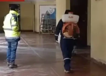 Personal del Sedes realiza la desinfección en colegios. FOTO: Captura Satel