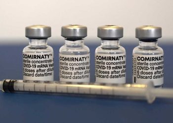 Agencia europea analiza vacunas de Pfizer y Moderna por riesgos de coágulos