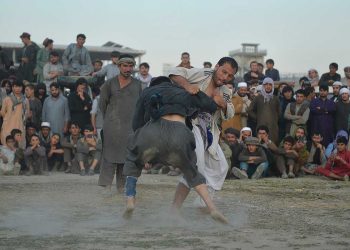 Luchadores con sed de gloria en un terreno polvoriento de Kabul