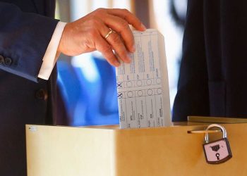 Candidato conservador en elecciones alemanas comete un error al votar