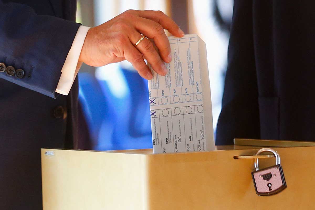 Candidato conservador en elecciones alemanas comete un error al votar