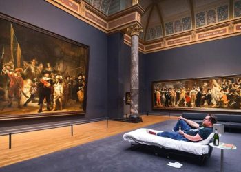 Partes de la obra ‘La ronda de noche’ de Rembrandt restaurada con IA