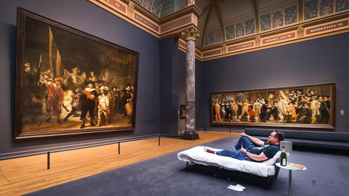 Partes de la obra ‘La ronda de noche’ de Rembrandt restaurada con IA
