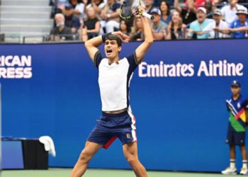 El español Alcaraz, de 18 años, sorprende al favorito Tsitsipas en el US Open