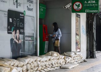 Bangkok en alerta por inundación de 70.000 casas en Tailandia