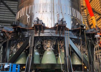 Space X lleva su primer cohete Super Heavy al sitio de lanzamiento