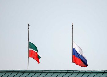 Luto y debate sobre porte de armas en Rusia tras matanza en escuela
