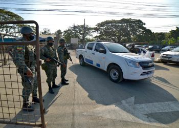 Policía de Ecuador continúa requisando en cárcel donde motín deja 118 muertos