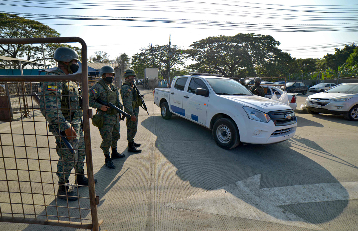 Policía de Ecuador continúa requisando en cárcel donde motín deja 118 muertos