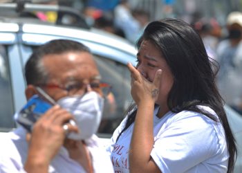 Desconsolados, familiares de 118 presos masacrados en Ecuador se agolpan ante la morgue