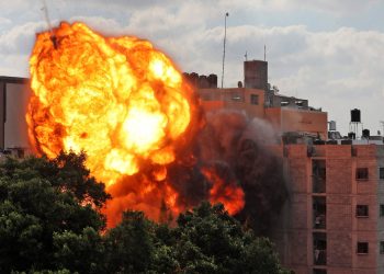 Israel intensifica bombardeos en Gaza y aumentan disturbios en varias ciudades