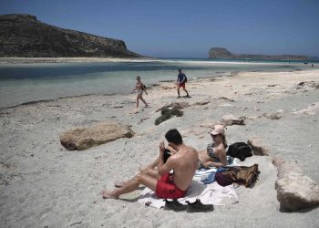 Grecia vuelve a recibir turistas y los estadounidenses pueden dejar de usar mascarilla
