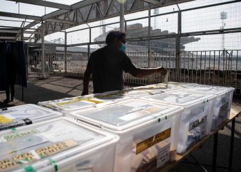 Elección de constituyentes en Chile cierra con 43% de participación, menor al plebiscito