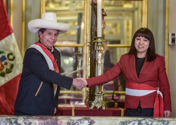 Presidente peruano Castillo nombra activista moderada como jefe de gabinete