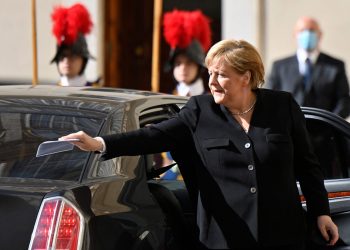 Merkel se despide del Papa y Draghi durante su viaje a Roma