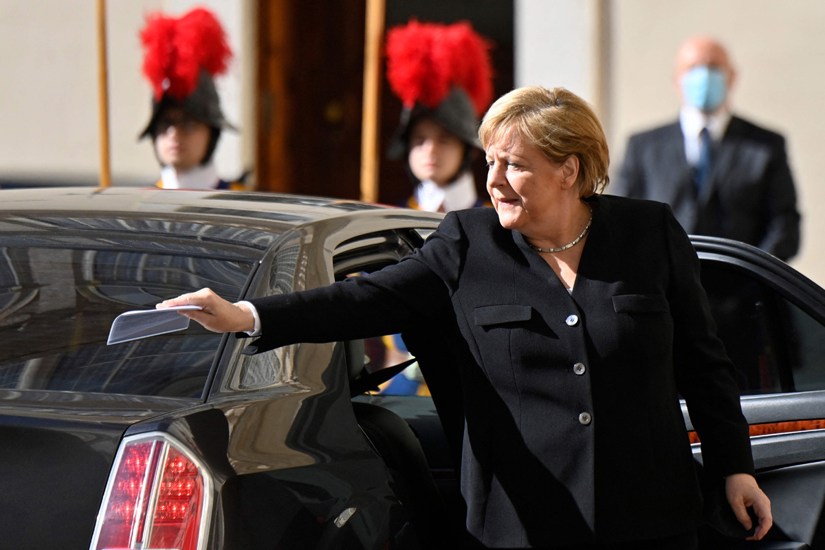 Merkel se despide del Papa y Draghi durante su viaje a Roma