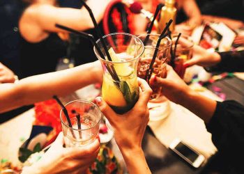 Aumentar impuestos al alcohol evitaría 5.000 muertes por cáncer y 10.700 nuevos casos al año