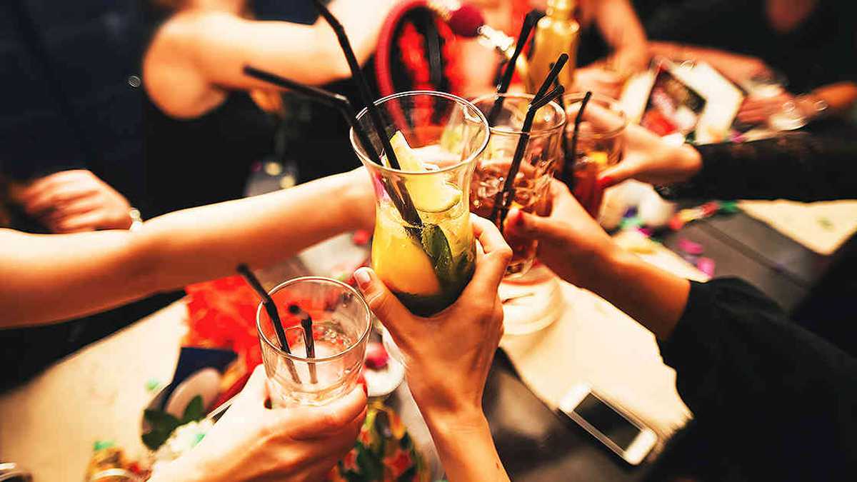 Aumentar impuestos al alcohol evitaría 5.000 muertes por cáncer y 10.700 nuevos casos al año