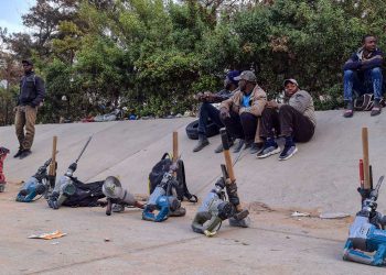 Bajo los puentes de Trípoli, el porvenir de los migrantes en suspenso