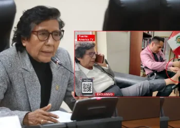 La legisladora Lucinda Vásquez se hizo cortar las uñas del pie con su asistente/Captura AméricaTV