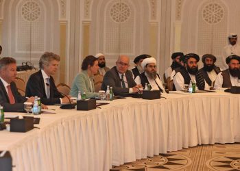 Bajo presión, los talibanes se reúnen con representantes de la UE y EEUU en Doha