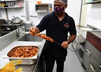 Joven chef indio lleva el ‘mejor pollo a la mantequilla’ a escala global