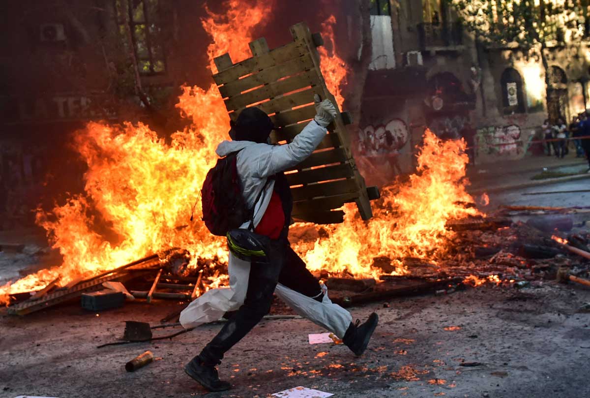 Dos muertos y 450 detenidos dejan disturbios a dos años de la revuelta social en Chile