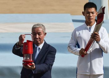 La llama olímpica de Pekín-2022 en ruta hacia China en medio de polémica