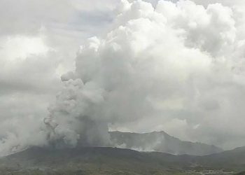 El volcán Monte Aso entra en erupción en Japón