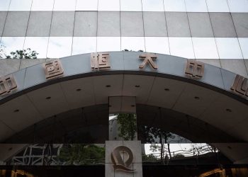 Las acciones del gigante chino Evergrande se hunden en su regreso a bolsa