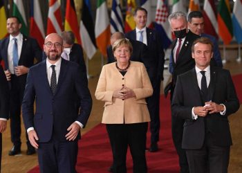 Líderes de la UE ovacionan a Merkel en su última cumbre