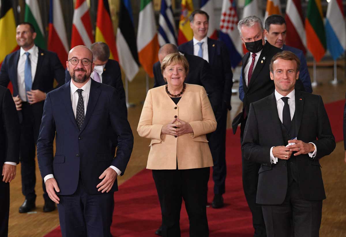 Líderes de la UE ovacionan a Merkel en su última cumbre