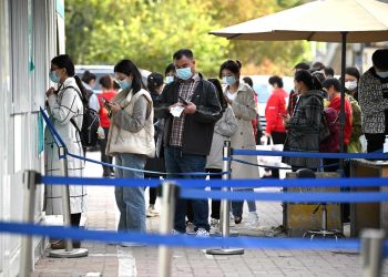 China cancela bodas y cientos de vuelos por nuevos brotes de COVID-19