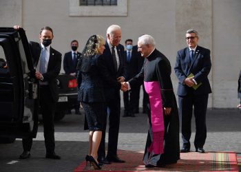 Biden se reúne con el papa Francisco antes de la cumbre del G20 en Roma
