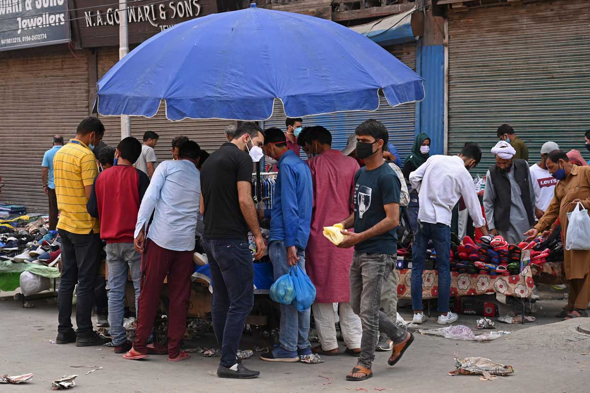 Nueva Delhi y Bombay empiezan a levantar restricciones anti COVID-19 en India