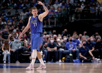 Doncic guía a Mavericks en triunfo sobre Kings y los Bucks encajan tercera derrota al hilo