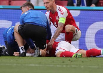 El danés Christian Eriksen se desploma en el césped, partido de la Eurocopa suspendido