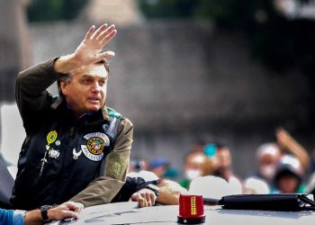 Bolsonaro multado con 100 dólares por incumplir medidas contra el COVID-19