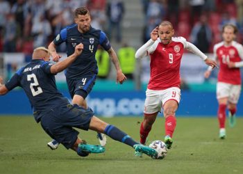 Finlandia se impone a Dinamarca en la Eurocopa tras el susto de Eriksen