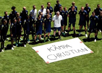 La selección sueca muestra su apoyo a Eriksen